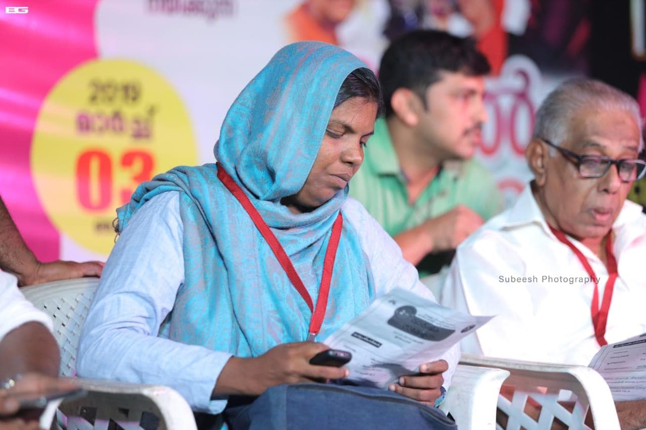 സഹായം കൈമാറുന്ന നിമിഷം