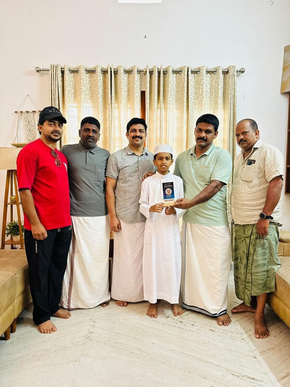 വിദ്യാർത്ഥികൾക്ക് കൈത്താങ്ങ്